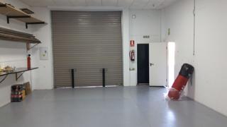 Nau industrial a Alcolea. Nave en dos plantas muy bien instalada