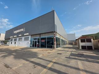 Lloguer Local Comercial a Alcolea. Local comercial con grandes escaparates