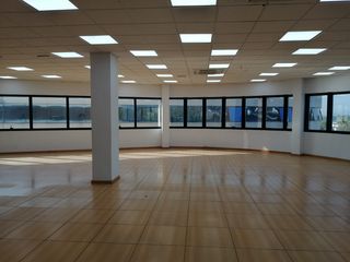 Miete Fabrikhalle in Alcolea. Nave-local con oficinas en planta alta