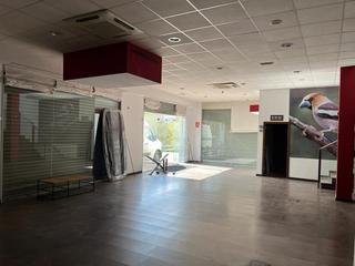 Nau industrial a Alcolea. Nave comercial con escaparate