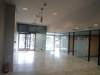 Lloguer Nau industrial a Alcolea. Inmueble con escaparates