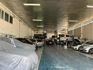 Nau industrial a Sector Sur. Nave con patio