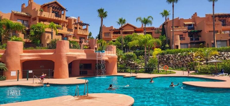 Foto 4ad48e6b-057c-472f-bc3b-fdfea24c17b9. Pis amb xemeneia aparcament piscina a Sotoserena Estepona