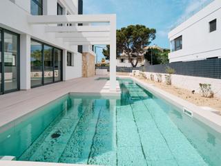 House in Son Verí. Exquisita casa de diseño contemporáneo con vistas al mar en la e