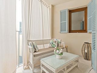 Apartment in La Llotja-Born. Moderno apartamento en el corazón de palma con balcón y plaza de