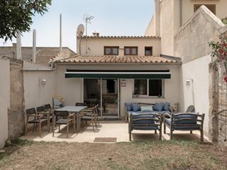 Casa en Llucmajor Interior. Casa de pueblo reformada con jardín y permiso de alquiler vacaci