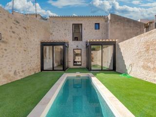 House in Sant Joan. Encantadora casa de pueblo reformada en el corazón de sant joan