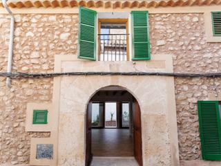 Casa a Alaró. Casa de pueblo recién reformada con encanto tradicional en alaró
