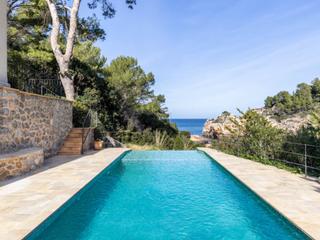Country house in Deià. Lujosa casa con acceso directo al mar y piscina en cala deià