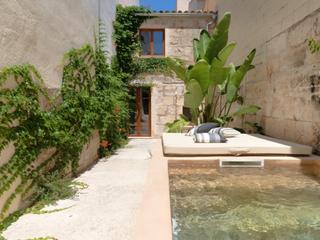 Casa a Muro. Auténtica casa restaurada con garaje y una segunda vivienda de i