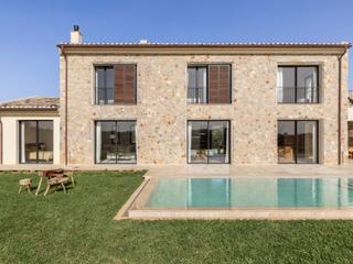 Mas à Maria de la Salut. Pura elegancia y naturaleza  moderna casa de campo mallorquina c