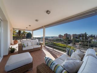 House in La Bonanova. Magnífica villa con vistas al mar en el atractivo barrio la bona