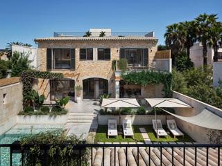 House in Ses Salines Poble. Exclusivo chalet con dos viviendas y jardín mediterráneo en ses