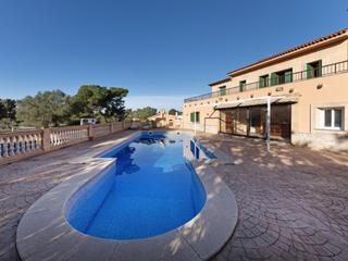 Casa en Llucmajor Interior. Amplia casa unifamiliar con vistas al mar y pista de tenis priva