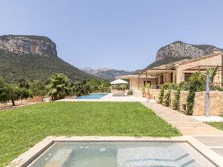 Mas à Alaró. Impecable finca rústica de nueva construcción con impresionantes
