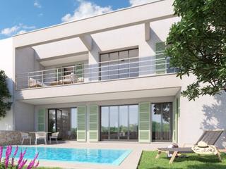 Casa a Es Llombards. Elegante adosado cerca de la playa con azotea y garaje