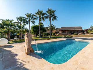 Masia a Felanitx Poble. Finca de diseño mediterráneo con casa de invitados y pozo en fel