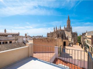 House in Cort. Inversión única 2 edificios a reformar en el centro histórico de