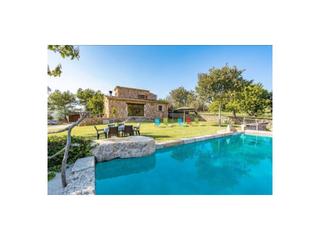 Country house in Zona Periurbana. Casa de piedra con piscina, permiso de alquiler vacacional y vis