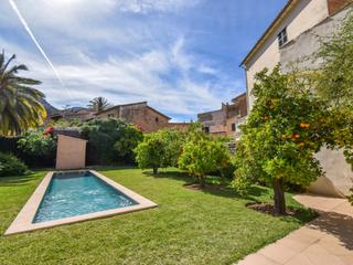 Casa a Sóller. Estupenda casa de pueblo con piscina y jardin cerca del centro d
