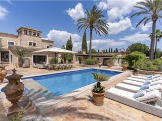 Country house in Santa Eugènia. Bonita casa de campo con piscina, tres casas de huéspedes y pist