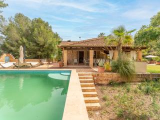 Country house in Artà Poble. Encantadora finca con potencial de inversión en un entorno pinto