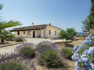 Mas à Sencelles. Casa de campo con vistas a la montaña y placas solares cerca de