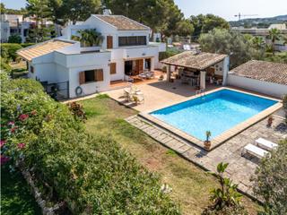 Casa a Santa Ponça. Villa independiente con piscina, jardín y garaje en santa ponsa