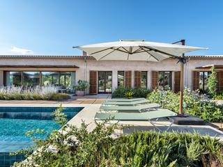 Country house in Llucmajor Interior. Elegante casa de campo mallorquina de estilo bungalow con vistas