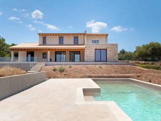 House in S´Aranjassa. Moderna casa de campo bien conectada  con piscina y gran jardín