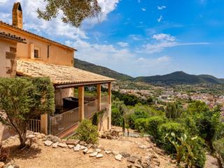 Masia a Andratx. Casa histórica del siglo xv con gran jardín y piscina cerca de a