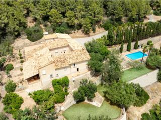 Masía en Andratx. Casa histórica del siglo xv con gran jardín y piscina cerca de a