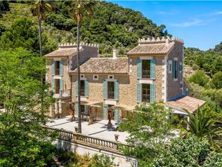 Masia a Valldemosa. Posesión reformada del siglo xiv en valldemossa con licencia de