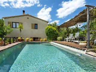 Masía en Santa María del Camí. Idílica casa de campo con casa de invitados en una zona tranquil