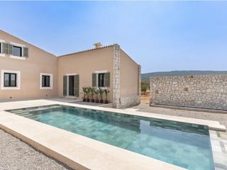 Masia a Santa María del Camí. Elegante finca rústica con piscina, vistas panorámicas y apartam