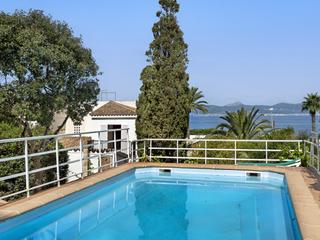 Haus in Cala Blava-Bellavista. Casa pareada de dos plantas con piscina y espectaculares vistas