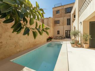 Maison à Campos. Elegante casa adosada en el corazón de campos con patio, piscina