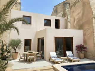 Casa a Binissalem. Atractiva casa de pueblo reformada con piscina y garaje en binis