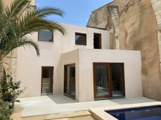 Haus in Binissalem. Atractiva casa de pueblo reformada con piscina y garaje en binis