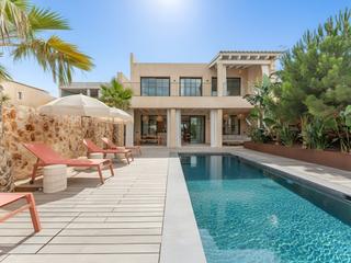 Maison à Es Llombards. Sofisticada casa de pueblo con jardín tropical, piscina y garaje