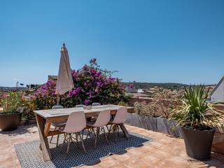 Casa a Santa María del Camí. Casa de pueblo con mucho encanto con patio y gran terraza en el