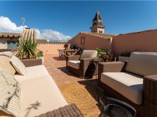 Casa a Santa María del Camí. Casa de pueblo con mucho encanto con patio y gran terraza en el