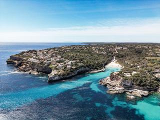 Terreno residencial en Cala Llombards. Elegante proyecto de casa de campo muy cerca de las playas de ca