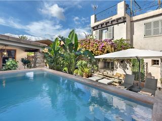 Maison à Consell. Casa histórica con diseño moderno y piscina en el corazón de con