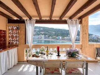 Apartment in Sóller. Apartamento en primera línea de mar con permiso de alquiler vaca