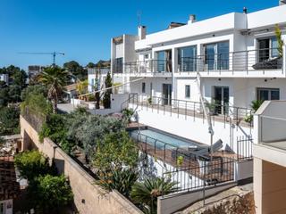 Maison à Gènova. Moderna, amplia casa con vistas al mar, jardín, piscina y garaje