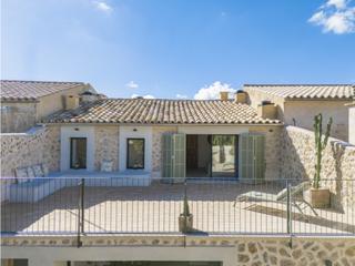 Casa a Maria de la Salut. Fantástica y moderna casa eficiente con piscina y jardín en marí