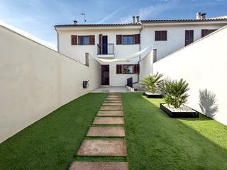 Maison à Selva. Encantadora casa adosada con jardín y piscina comunitaria en mos