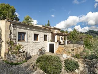 Masia a Alaró. Encantadora casa familiar en la ladera con piscina y vistas pano