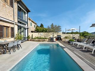 Casa en Alaró. Villa elegante con vistas impresionantes en alaró y permiso de a